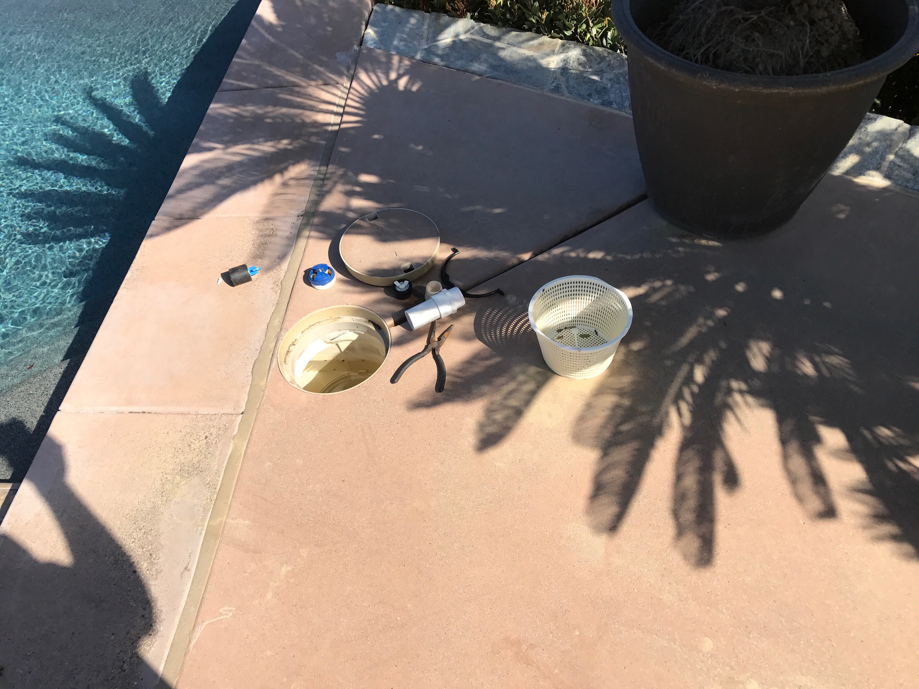 Swimming pool skimmer leak fix